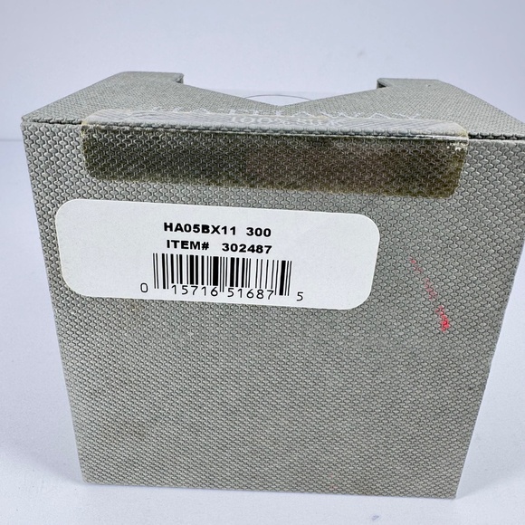 Hathaway Men’s 100% Silk Tie Green Blue Geometric Pattern NWT Gift Box - Picture 2 of 3